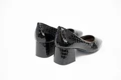 Zapato de tacón New Austin color negro con textura efecto cocodrilo, diseño clásico de salón con taco cuadrado y puntera cuadrada redondeada.