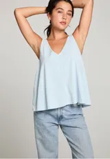 Musculosa celeste con escote en V y corte holgado.