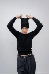Cuello tipo polera confeccionado en cashmere negro.