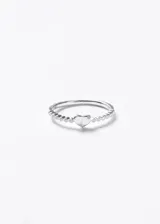 Anillo de plata 925 con diseño de corazón central liso y banda decorada con pequeñas circonias engastadas a ambos lados.