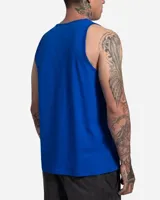 Musculosa azul con pequeño estampado circular en el pecho y diseño sin mangas.