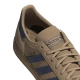 Zapatillas Adidas Handball Spezial color arena con detalles en azul.