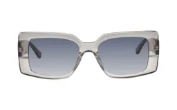 Lentes de sol Teresa Calandra modelo Naomi, con montura cuadrada de acetato color gris cristal y lentes grises degradadas.