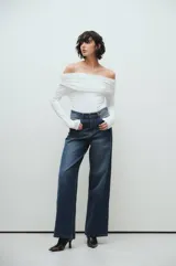 Pantalón de jeans azul oscuro, corte wide leg, tiro medio, calce extra relaxed y pierna ancha.