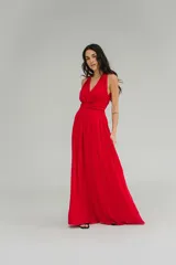 Vestido largo color fucsia, con escote halter y lazo en la cintura.