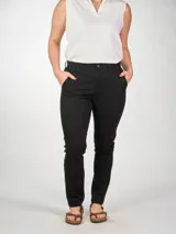 Pantalón de vestir azul marino, de corte slim, tiro alto, de gabardina elastizada. Detalle en V en zona de pretina trasera. Bolsillos traseros falsos y terminación de cortes en el bajo.