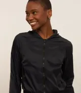 Campera deportiva estilo rompevientos cropped, con capucha y cierre frontal.