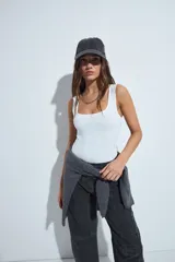 Body negro de escote cuadrado y silueta ajustada al cuerpo, sin mangas. Confeccionado en tejido de poliamida con elastano, de textura suave y elástica.