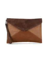 Sobre de mano tipo sobre confeccionado en paneles de cuero gamuza en tonos marrón, chocolate y tostado. Cuenta con solapa triangular, abertura con broche metálico y correa de muñeca removible.