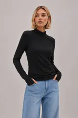Polera negra de manga larga con cuello alto, confeccionada en tejido suave y elástico con calce al cuerpo.