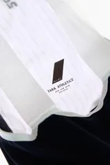 Short de ciclismo con tirantes, color blanco, de tejido elástico y diseño ergonómico con badana y detalles gráficos en negro.