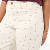 Pantalón de corte wide leg color blanco con estampado floral pequeño, de tiro alto y diseño de cinco bolsillos.
