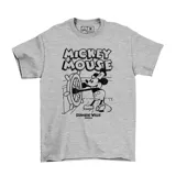 Remera gris de manga corta con estampado frontal de Mickey Mouse en la escena de Steamboat Willie.