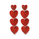 Par de aros colgantes con cuatro corazones rojos con glitter dorado, unidos por argollas plateadas.