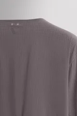 Camiseta de entrenamiento de corte relajado, confeccionada en tejido técnico ligero y elástico con textura microperforada. Presenta cuello redondo, manga corta y costuras termofijadas.