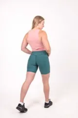 Calza biker deportiva color verde con tiro alto y logo estampado en la cintura.