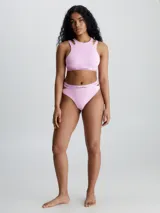 Corpiño deportivo Calvin Klein Deconstructed color lila con cuello redondo y detalle cut-out en los hombros. Banda inferior elástica con logo de la marca.