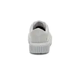 Zapatillas urbanas CAT modelo Amp Canvas para mujer, color gris claro con detalles plateados en la lengüeta y contorno de los cordones. Confeccionadas en lona recubierta en PU, con forro de malla reciclada, plantilla de espuma EVA y suela de goma. Cuentan con tecnología Street Shield repelente al agua.