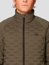 Campera técnica de plumón con diseño acolchado elástico, cuello alto y cierre frontal completo. Cuenta con bolsillos laterales con cierre y puños con terminación elástica para mayor ajuste.
