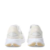 Championes New Balance modelo Training Cat, de diseño deportivo en tonos blanco y beige con detalles en lila. Presentan una estructura de malla transpirable con refuerzos sintéticos, el logo 'N' característico en el lateral y una suela de goma con amortiguación.