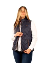 Chaleco azul marino con diseño capitoneado en forma de rombos y ribete de cuero marrón.