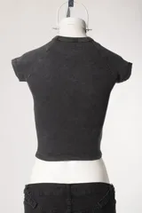 Remera de morley con efecto lavado y mangas raglán, de color negro, corte ajustado al cuerpo y aplique frontal con la inscripción "Hot Mess".