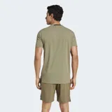 Remera Adidas Designed for Training color verde militar, de corte ceñido, cuello redondo y manga corta. Cuenta con el logo de la marca estampado en el centro del pecho y tecnología AEROREADY para absorción de humedad.