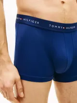 Pack de tres calzoncillos tipo bóxer de microfibra elástica en tonos azul, celeste y azul marino, con cintura elástica con la inscripción de la marca Tommy Hilfiger.