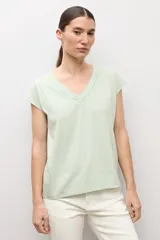 Remera blanca de manga corta, con cuello en V decorado con detalles de vainillas.