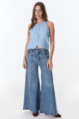Pantalón de jean celeste con corte acampanado, tiro alto y costuras verticales al frente.