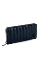 Billetera de dama en símil cuero color negro, de diseño acolchado con costuras verticales que forman relieves y cierre perimetral. Incluye monograma en la esquina inferior y viene con caja de presentación estampada.
