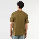 Remera de manga corta color verde militar, de corte oversize con cuello redondo.