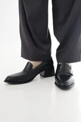 Mocasines Emilia de cuero vacuno en color bordó, con diseño de punta almendrada, detalle de antifaz con textura texturizada en la parte superior y tacón de bloque ancho en color negro.
