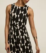 Vestido evasé midi, sin mangas, con escote redondo, recorte en la cintura y estampado geométrico con efecto blur.