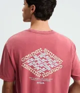 Remera de algodón con efecto desteñido, cuello redondo y manga corta. Presenta estampado geométrico pequeño en el centro del pecho y corte holgado tipo comfort.