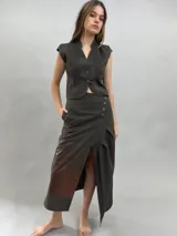 Chaleco negro de lana con diseño estructurado, cuello alzado y detalle de alforzas verticales en los laterales. Presenta cierre frontal con botones metálicos y corte a la cintura.