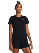 Remera deportiva Under Armour Tech™ SSC Solid negra de corte clásico con logo blanco en el pecho.