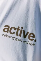 Remerón celeste de manga corta con estampa en serigrafía en frente y espalda.