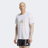 Remera deportiva Adidas de manga corta y cuello redondo, color blanco, con un logo grande estampado en el pecho que combina el logo performance con un patrón de camuflaje en tonos verde lima y amarillo.