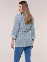 Campera liviana de algodón con estampado de rayas azules y blancas, corte semi holgado con cordón ajustable en la cintura. Cuenta con cuello camisero, cierre frontal con botones, bolsillos con solapa en la parte inferior y mangas largas regulables.