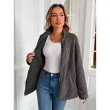 Campera de corderito color blanco, con cuello alto, cierre frontal completo y un bolsillo en el pecho con cierre.