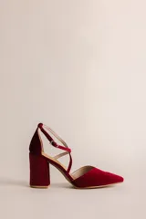 Zapato de tacón alto de gamuza color bordó, con punta fina, taco cuadrado de 7 cm y tiras cruzadas en diagonal con hebilla ajustable.