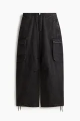 Pantalón cargo de sarga de algodón con efecto lavado, corte holgado, cintura elástica con cordón ajustable, bolsillos laterales, bolsillos traseros con solapa y bolsillos cargo en las piernas con cordón ajustable en el bajo.