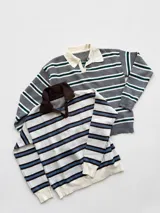 Sweater de tejido de punto a rayas horizontales con cuello polo y cierre frontal parcial. Diseño de manga larga con puños y ruedo acanalados.