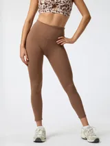Calza deportiva de tiro alto y largo hasta el tobillo, color marrón, con tratamiento de aloe vera para mayor suavidad.