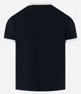 Remera estilo baby tee de color blanco, confeccionada en algodón, con cuello redondo y ribetes en color marrón en cuello y puños. Cuenta con un pequeño tag gomosa con el logotipo "Lucky" en el centro del pecho.