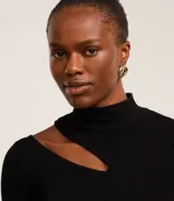 Blusa ajustada de punto leve color negro, con cuello alto, mangas largas y abertura en el hombro.