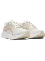 Championes de running Under Armour modelo W Ascend, color beige con detalles en blanco. Presentan una parte superior de malla transpirable con refuerzos sintéticos, entresuela Charged+ Cushioning para mayor amortiguación y suela de goma resistente.