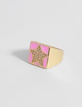 Anillo dorado con forma cuadrada y estrella central con strass. El cuadrado tiene esmalte color rosa fluo. El talle es ajustable.