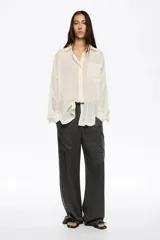 Pantalón de corte recto y tiro bajo, con bolsillos laterales tipo cargo y cintura ajustable con cordón.